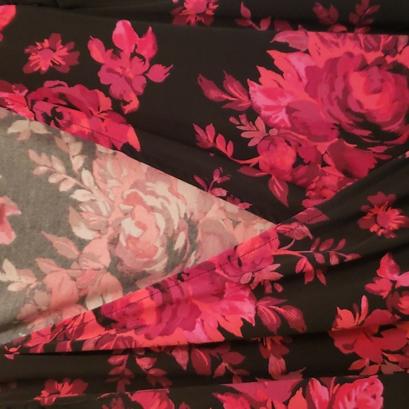 Torrid Babydoll top, cross front black w/pink flowers, bell type sleeves, size 0 - Picture 3 of 6